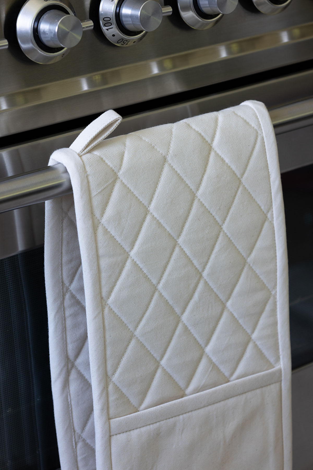 closeup of the quilt stitching on a double oven mitt